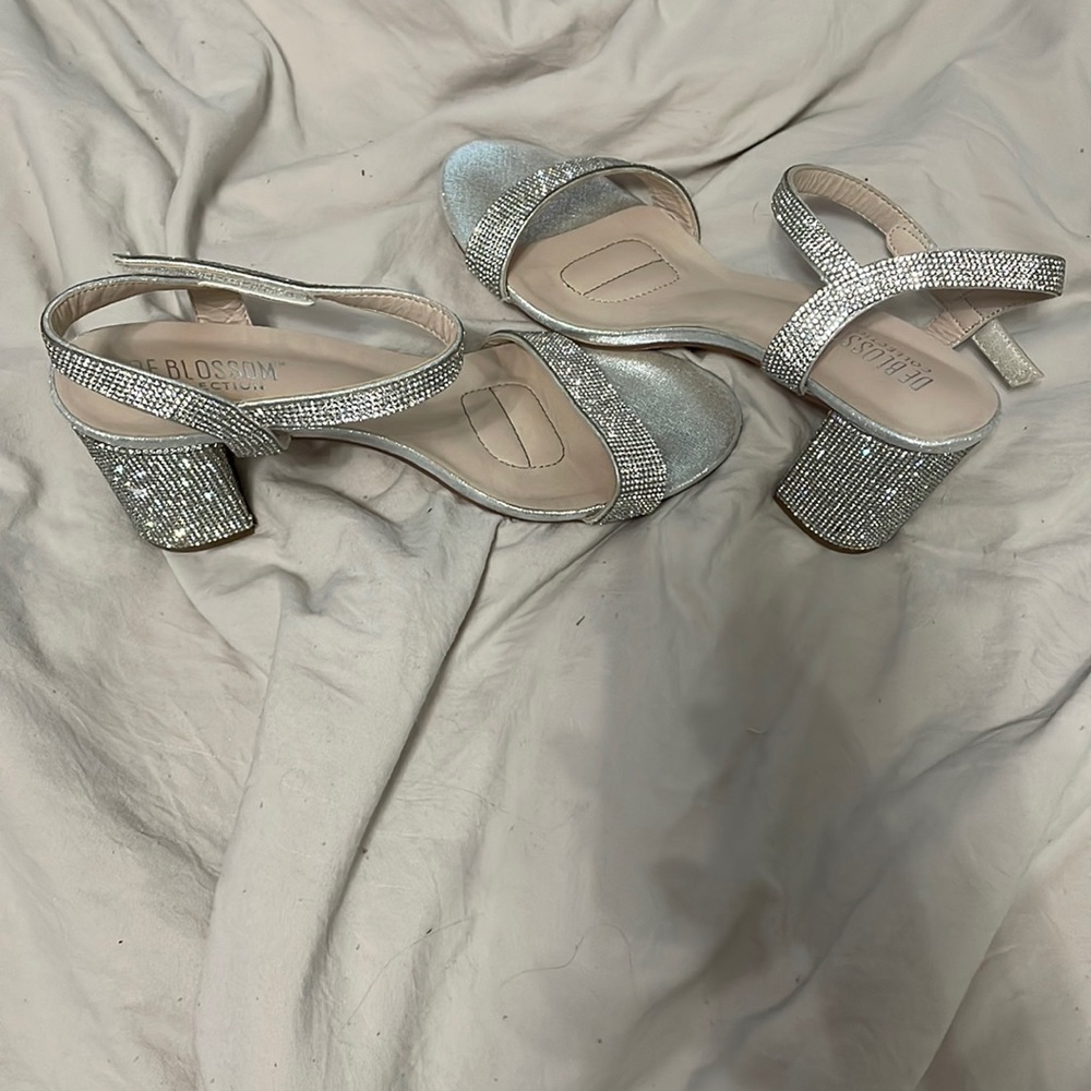 DE BLOSSOM COLLECTION silver heels size 10